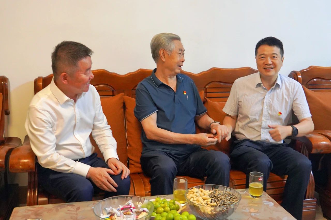 省尊龙凯时集团党委书记、董事长游勇开展“七一”走访