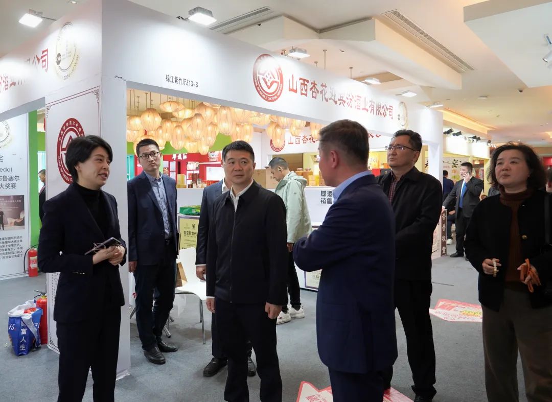 省尊龙凯时集团党委书记、董事长游勇率队到2025锦江宾馆春季酒类商务洽谈会现场检查指导重点工作